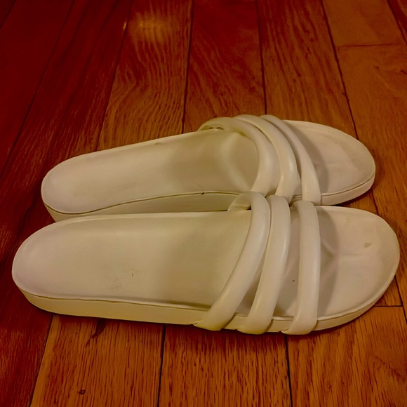 White Old Navy slides - Women’s size 10 - Picture 4 of 4